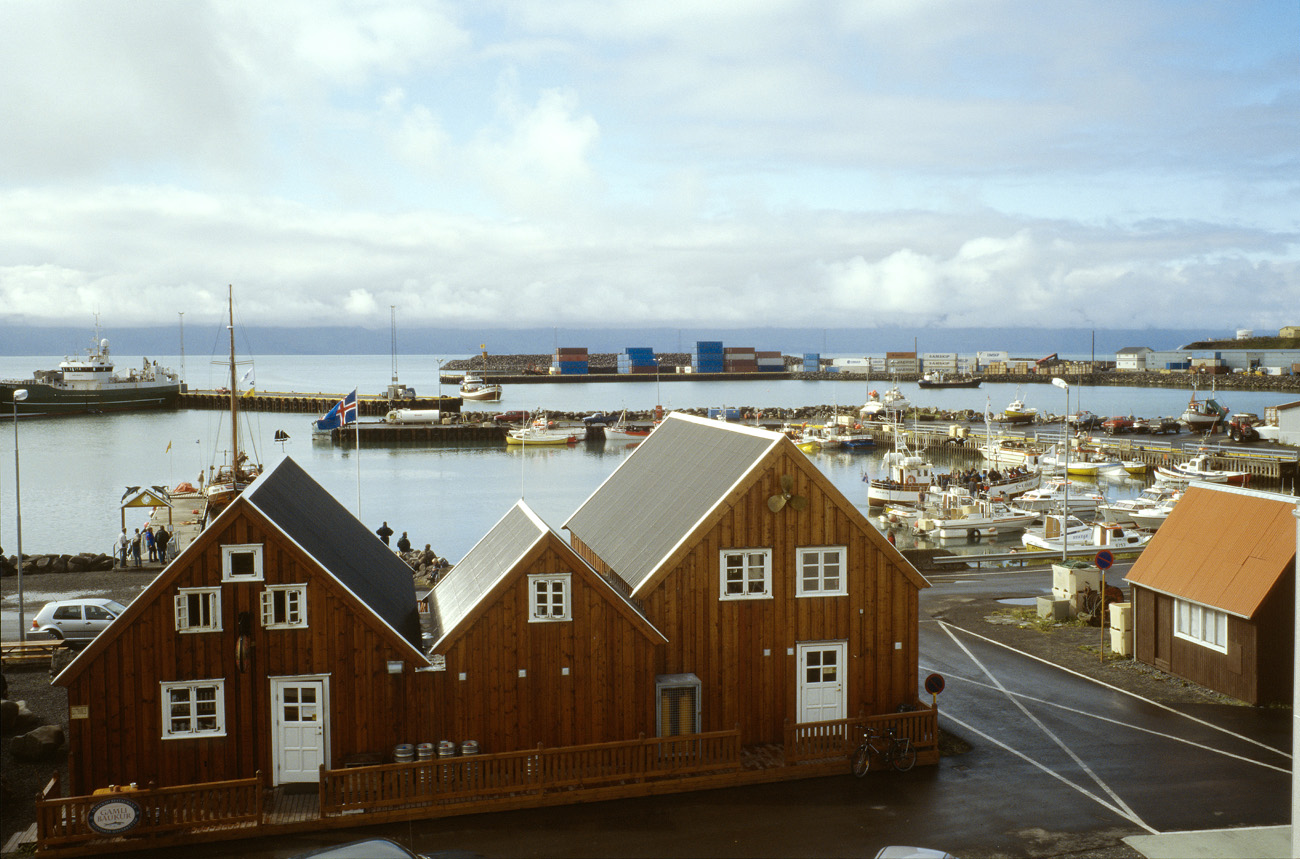 isl_231 husavik.jpg - Islande Nord, août 2003 : Olafsvik vue du port avant d'embarquer sur le chalutier qui fait un circuit régulier pour montrer des baleines aux touristes Kodak Ektachrome 100 G
